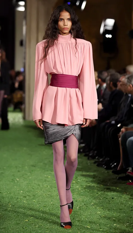С чем носить камербанд – самый элегантный аксессуар сезона Valentino, осень-зима 2026/2027