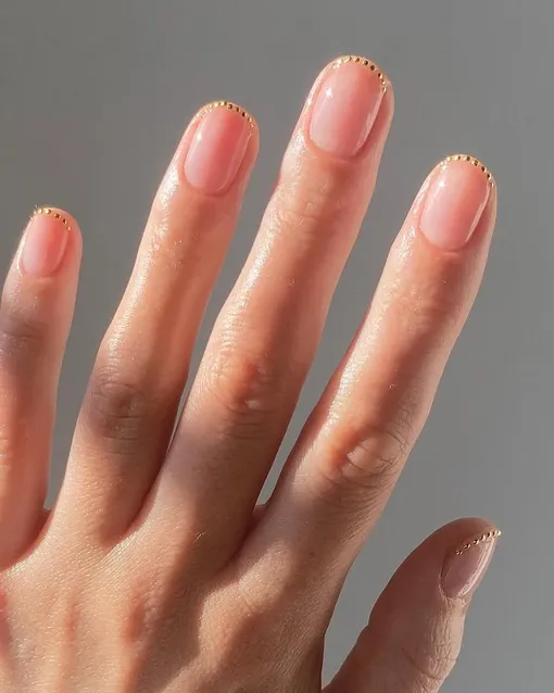 Микрофренч с золотыми стразами