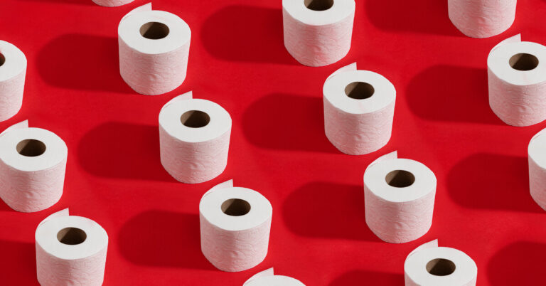 Почему на самом деле опасно пользоваться туалетной бумагой: мнение врачей
