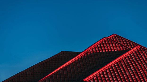 Замена кровли в частном доме: когда ремонт уже не помогает