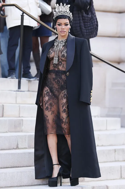 Кружево, кожа и даже одна корона «из Лувра»: самые яркие звездные образы на Неделе моды в Париже