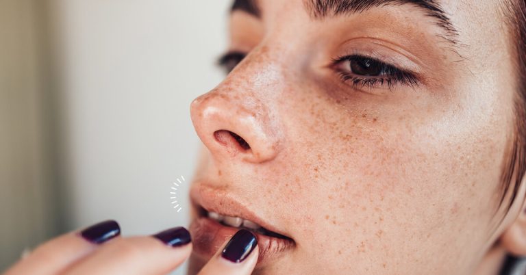 Проверь себя: какая привычка убивает красоту и здоровье твоих губ