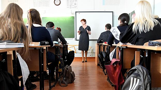 Депутаты хотят полностью запретить телефоны в школах