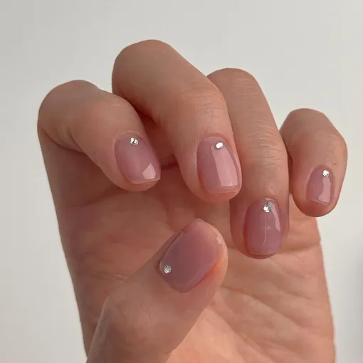 Небо в алмазах: 8 самых стильных и носибельных дизайнов маникюра со стразами