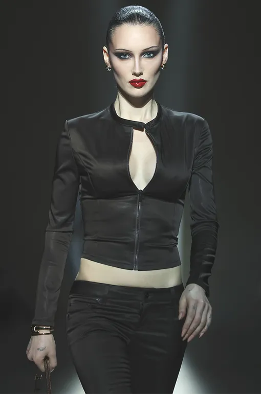 Черное перо: как повторить несложный и соблазнительный макияж, который будет в тренде весной-2026