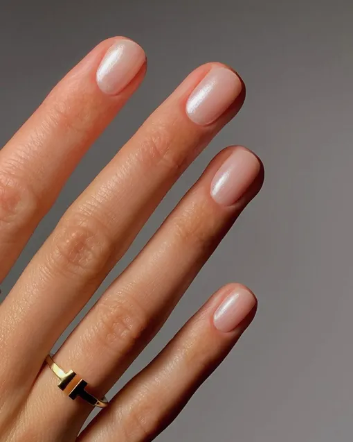 Хром для неженок: 5 элегантных идей маникюра для тех, кто не принял моду на гламур в 2026 году