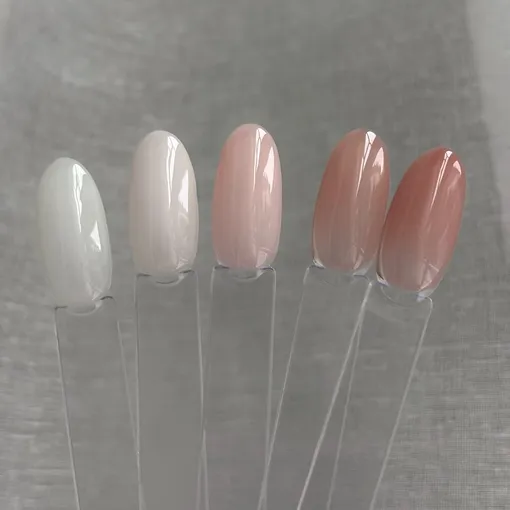 Как выглядит самый модный нюдовый маникюр осени-2025: 5 вариантов ванильного стекла