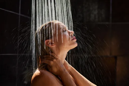 В помощь магнию: 3 причины принять душ в темноте перед сном