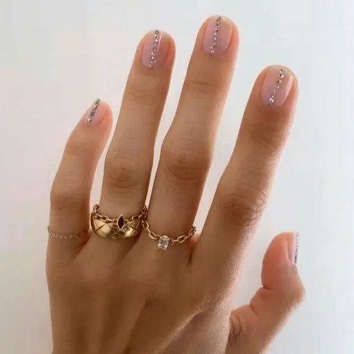 Небо в алмазах: 8 самых стильных и носибельных дизайнов маникюра со стразами