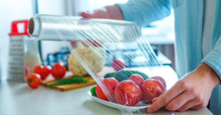 «Положите полиэтиленовую пленку в морозильник»: почему эксперты дают такой странный совет хозяйкам
