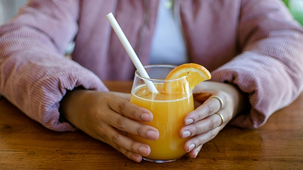 Эксперт объяснил, нужно ли давать школьникам сок