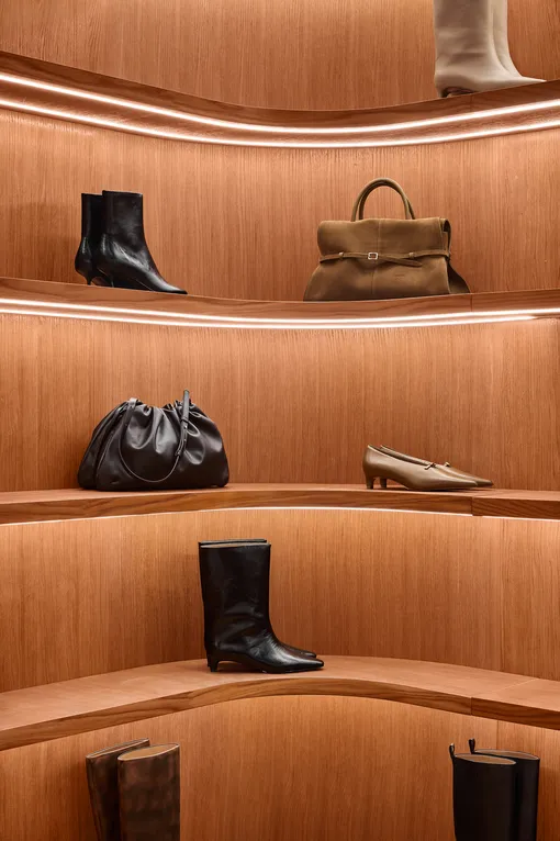 Модный дайджест недели: тренды верхней одежды, теплая обувь, стильные образы и новости индустрии