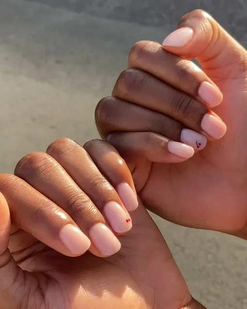 Нюдовый маникюр с вишенками