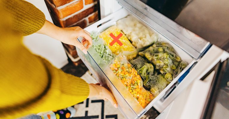 Продукты ни в коем случае нельзя замораживать в обычных полиэтиленовых пакетах: эксперт Борозденко раскрыл три опасности