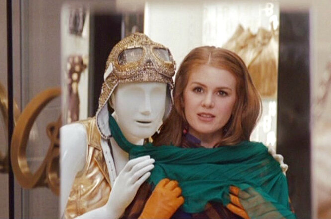 Тепло, как в кино: 5 модных образов с шарфами из любимых фильмов