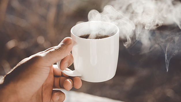 Привычный ритуал миллионов людей в мире — начинать день с чашечки бодрящего кофе.