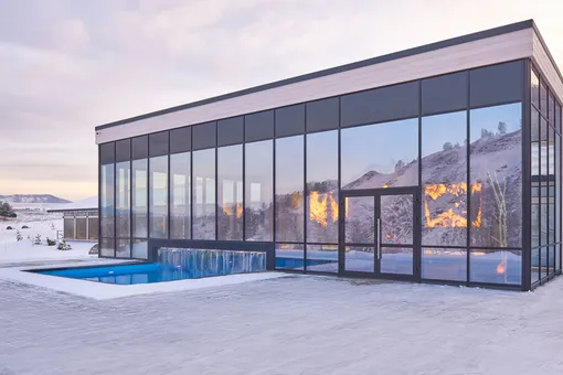 Купание в панорамном бассейне с видом на заснеженные горы — особый вид релакса