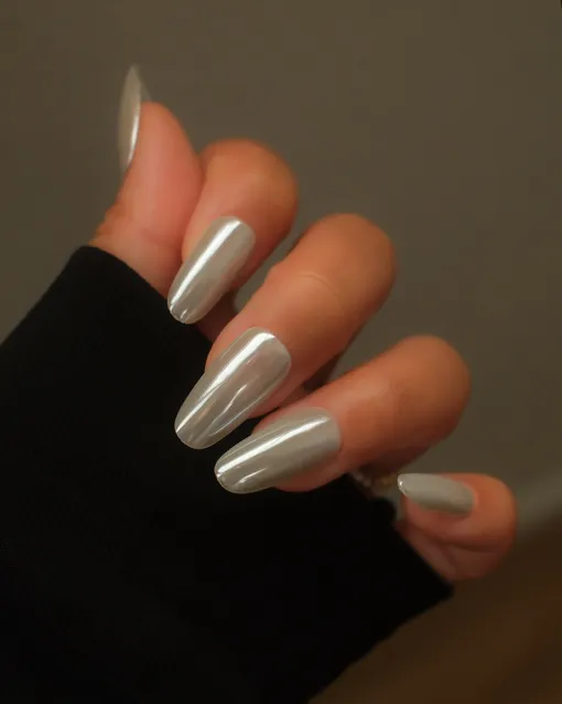 Хром для неженок: 5 элегантных идей маникюра для тех, кто не принял моду на гламур в 2026 году