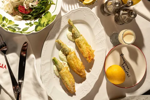 Цветы цуккини с лангустинами и зеленой сметаной