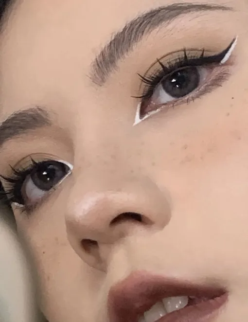 Реснички как у героинь манги — как повторить макияж, который сделает твой взгляд незабываемым