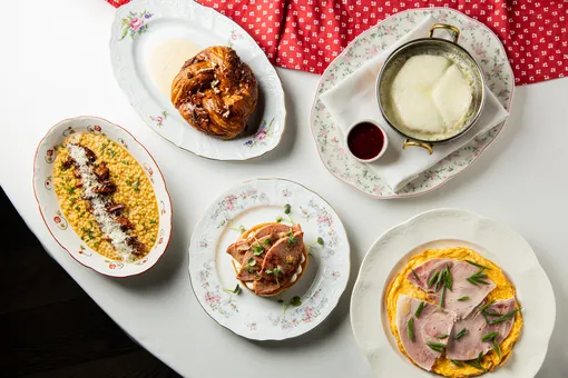 Где вкусно поесть и красиво посидеть в Москве на каникулах: первый гастрономический дайджест нового года