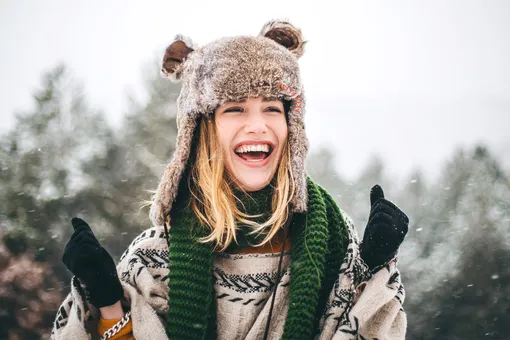 С каким гелем твои брови не «поедут» от шапки: памятка по выбору лучшего фиксатора волосков на зиму