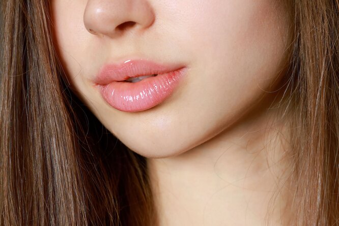 Как восстановить сухие и потрескавшиеся губы: домашний спа-уход, который быстро восстановит кожу