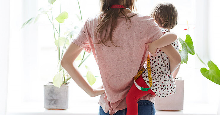 Как маме носить, кормить и укладывать младенца, чтобы не болели спина и шея