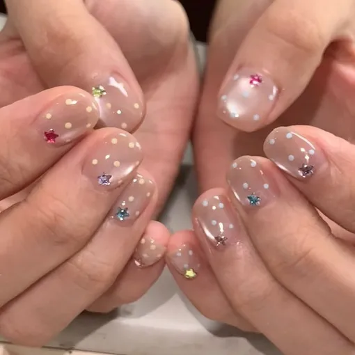 Небо в алмазах: 8 самых стильных и носибельных дизайнов маникюра со стразами