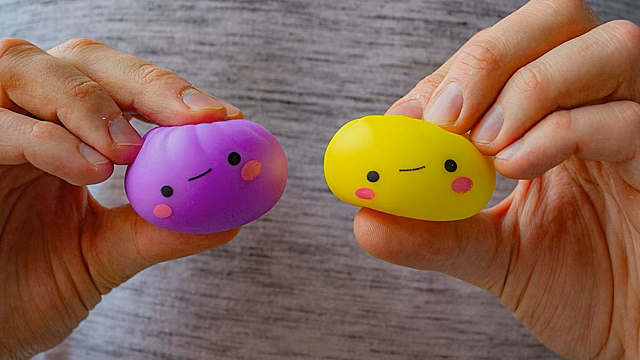 Котик действует на нервы: какие игрушки-антистресс популярны сегодня
