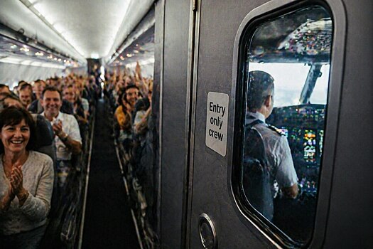 Психолог объяснил, зачем люди хлопают при посадке самолета