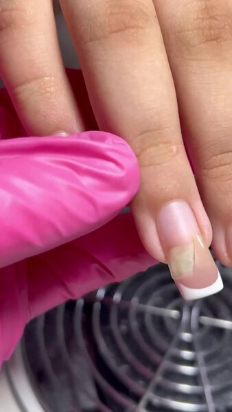 Как выглядят ногти девушки, которая 3 месяца подряд проходила с одним и тем же гель-лаком: пугающее видео