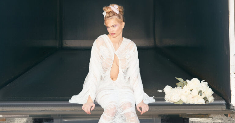 Модный дайджест середины лета-2025: сезонные распродажи, новинки, образы для отпуска