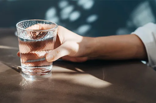 Достаточное количество чистой воды важно в любом возрасте. Не пить воду, опасаясь отеков, очень опасно