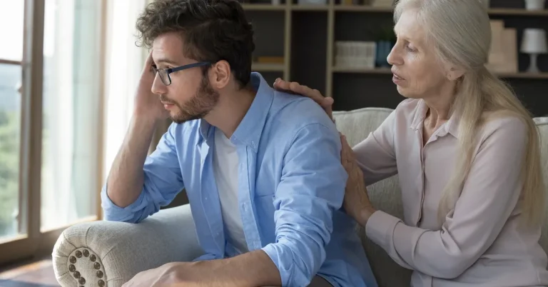 «Сыночка-корзиночка» и «мамин пирожок»: почему мам парней с особенностями ранят эти определения