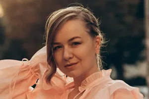 Ярко-синий цвет в тренде: как его носить