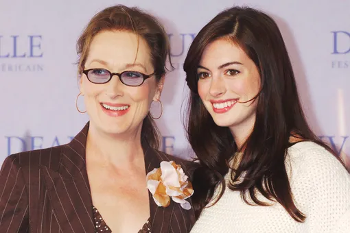 Платья-«пузыри» и торчащие пальцы: как одевались актрисы «Дьявол носит Prada» в 2006 году