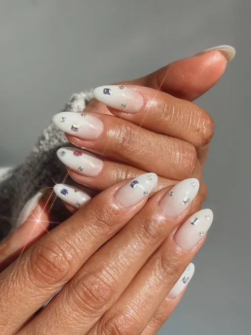 Хром для неженок: 5 элегантных идей маникюра для тех, кто не принял моду на гламур в 2026 году