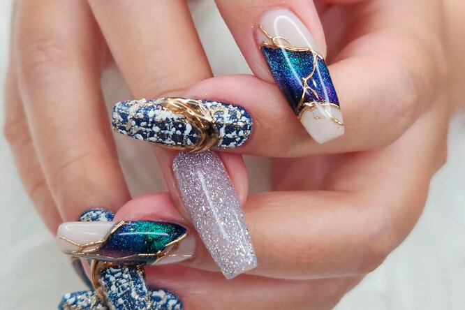 5 невероятных новогодних дизайнов для ногтей — с блестками, золотом и художественной росписью