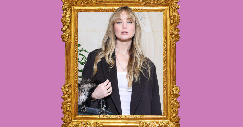 Звездный тренд: как Дженнифер Лоуренс носит джинсы-«лужицы»