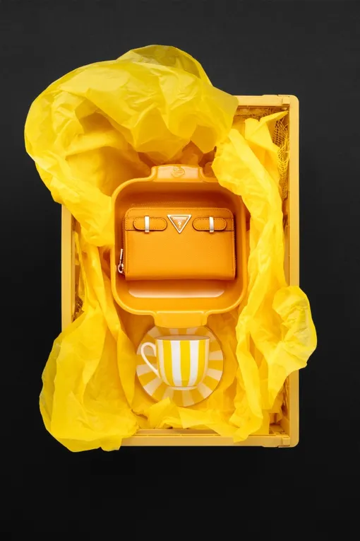 Срочно собираемся на Новый год и выбираем подарки: последний фэшн-дайджест 2025 года Кошелек Guess, кофейная пара («Императорский фарфор»)