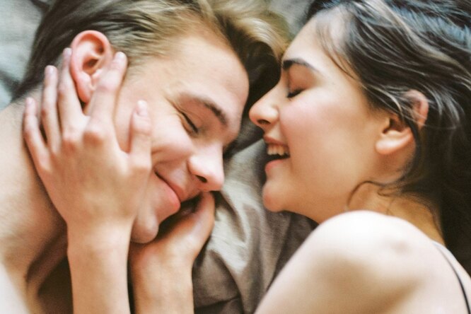 Что счастливые пары делают перед сном: главная мудрость долгих отношений