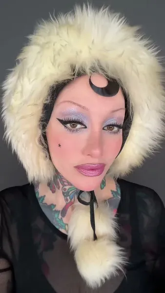 Майский снег: 5 блестящих и необычных «зимних» макияжей, которые выглядят стильно даже весной и летом