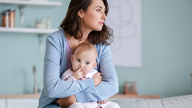 Ученые изучили, как хорошо, в зависимости от настроения матери, младенцы могут отличать звуки речи.
