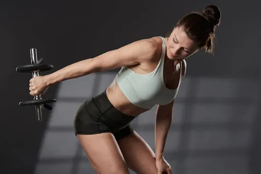 Резиновые эспандеры позволяют накачать в тренажерном зале трицепс не хуже других отягощений.