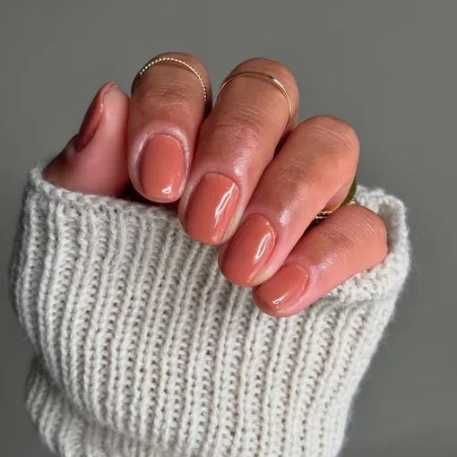 Лучше любых аксессуаров: 11 цветов лака для ногтей, которые подойдут под любую одежду в твоем шкафу