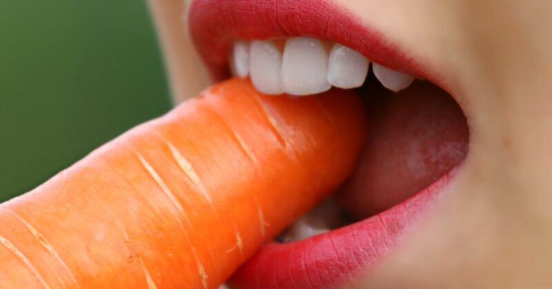 Зубы и диеты: как влияют на здоровье полости рта популярные системы питания