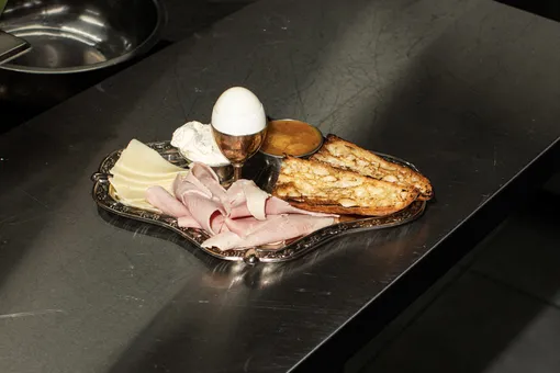 Большие завтраки, десерты жуткие и прекрасные, анчоусы и гуляш со сметаной: свежий дайджест гастрономических новостей