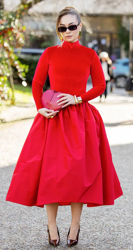 В чем встречать Новый год-2026: 5 основных цветов, которые задобрят Огненную Лошадь