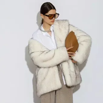 10 модных шуб, как у Ирины Шейк (у нее, кстати, от российского бренда!)